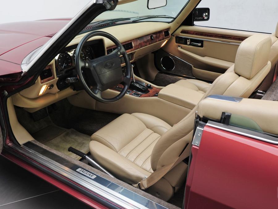  Jaguar XJ-S Convertible 1975 года  (фото 17 из 30)